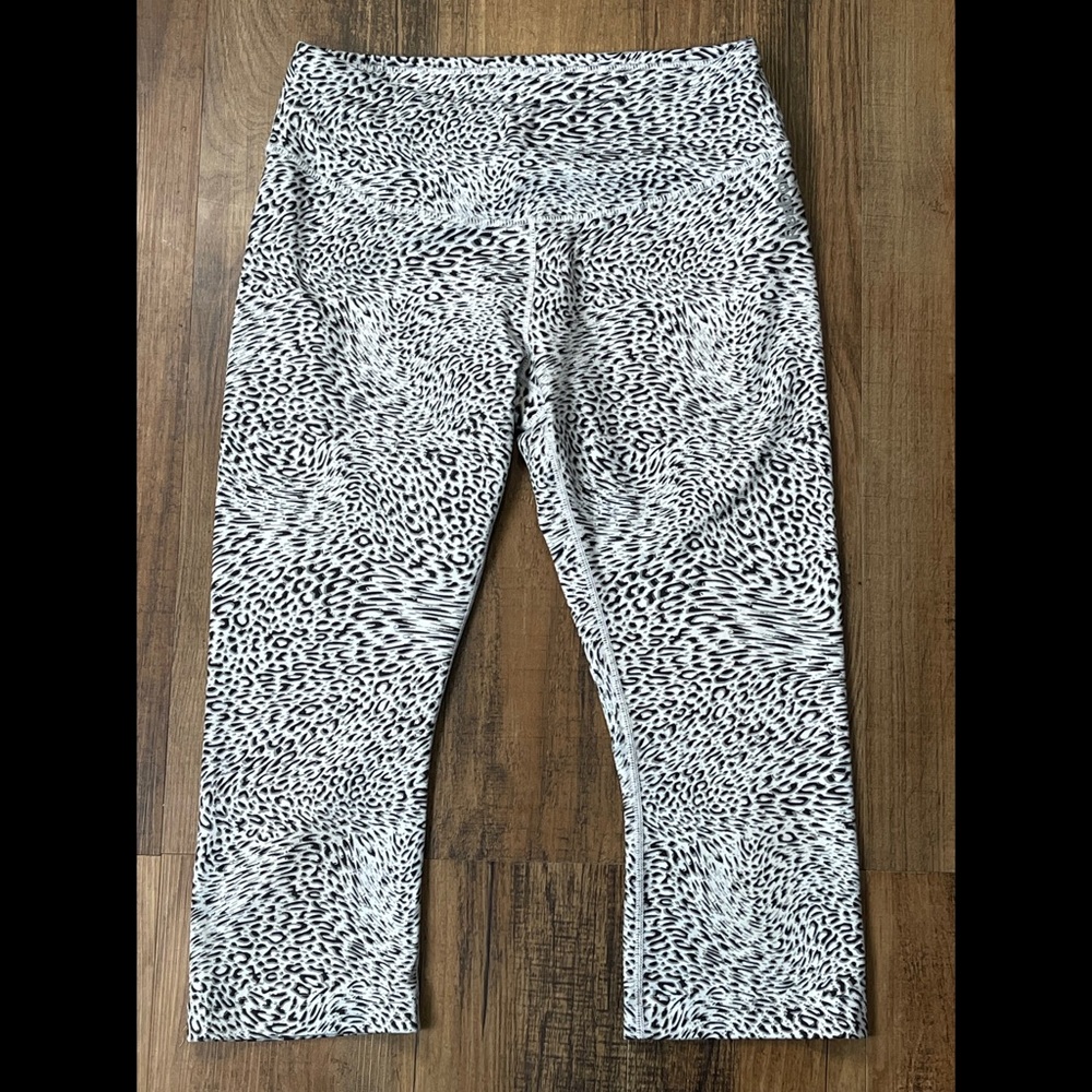 REEBOK White Snow Leopard Print Capri Leggings M